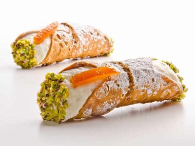 cannolo-siciliano-alla-ricotta-con-scorza-di-arancia-candita_e_granella-di-pistacchio-400x300